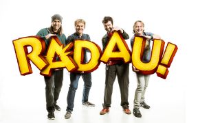 Bandmitglieder von Radau halten gelb-rote Buchstaben hoch: RADAU! (Quelle: Radau)