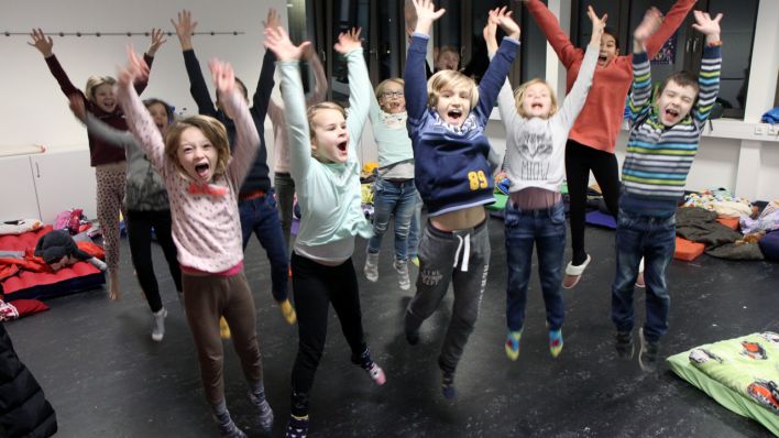 Kinder springen in die Luft und schreien (Quelle: radioBERLIN/Matthias Bartsch)