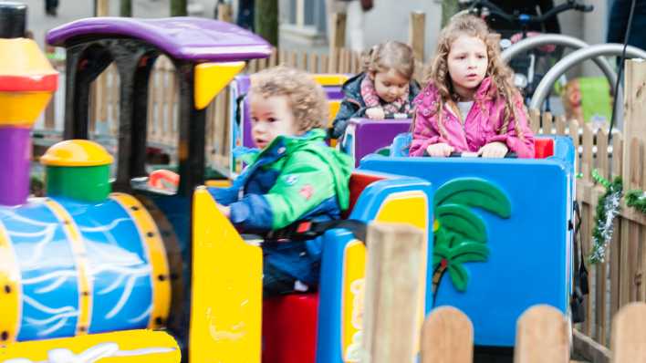 Kinder fahren mit einer kleinen Eisenbahn durch die Fußgängerzone (Quelle: imago/Funke Foto Services)